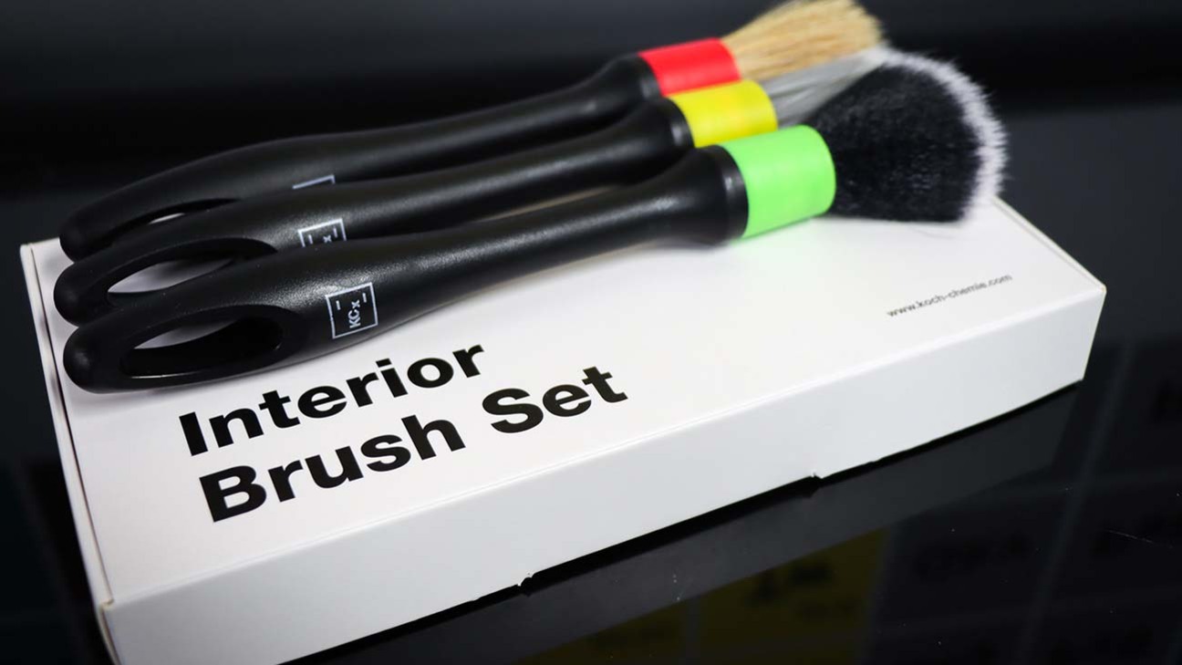 Interior Brush Set - contains 3 brushes (green, yellow, red) — image 1